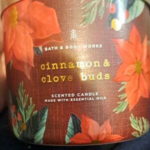 Bath & Body Works Cinnamon & Clove Buds Candle - Red and Green